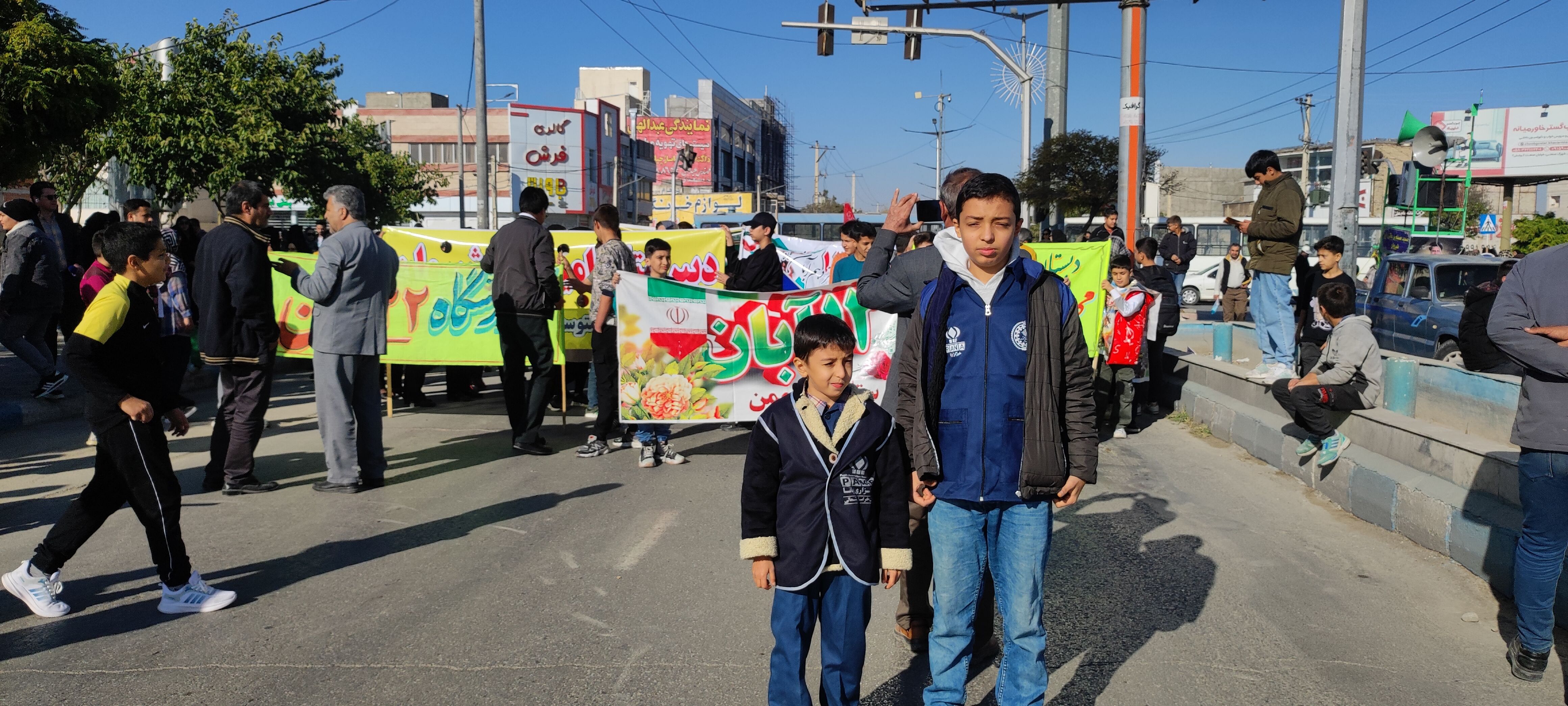 حضور دانش‌آموزان دبستان مبین شیروان در راهپیمایی ۱۳ آبان