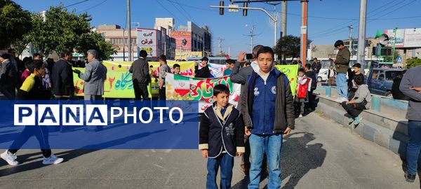 حضور دانش‌آموزان دبستان مبین شیروان در راهپیمایی ۱۳ آبان