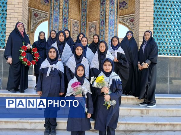 بازدید دانش‌آموزان از نمایشگاه دفاع مقدس واقع در مقبره شهدای گمنام شهرستان ورامین