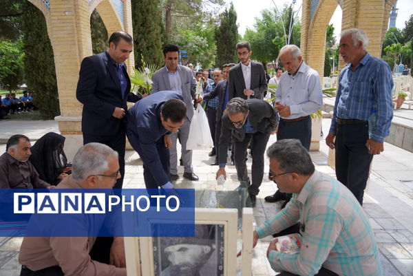 مراسم عطرافشانی قبور مطهر شهدا باحضور مدیرکل آموزش‌وپرورش استان اصفهان