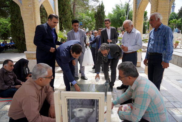 مراسم عطرافشانی قبور مطهر شهدا باحضور مدیرکل آموزش‌وپرورش استان اصفهان