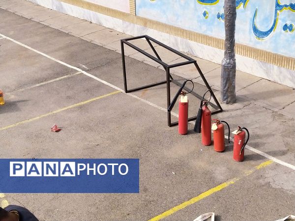 حضور آتش‌نشانان در دبیرستان میثاق کاشمر