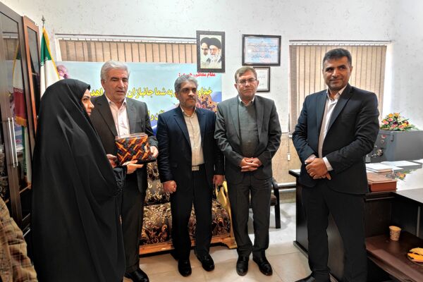 تجلیل ازوالدین جانباز در دبیرستان شاهد شهید معزی