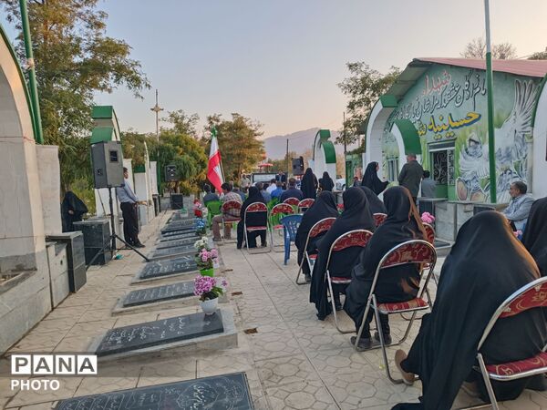 رنگ گرفتنِ گل‌ها با عطرِ خونِ شهدا؛ غبارروبی گلزار شهدای  یکن اباد