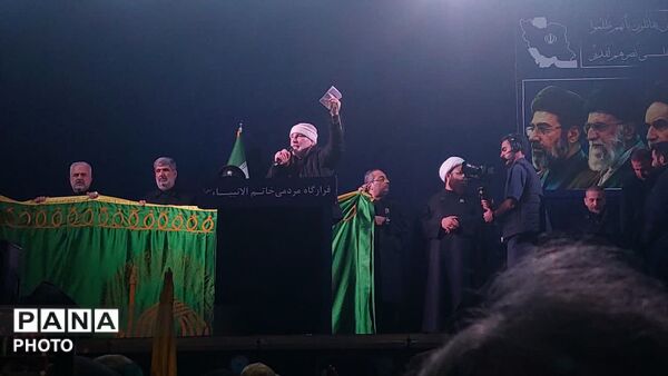 مشت‌های گره کرده مردم در تجمع شبانه میدان انقلاب