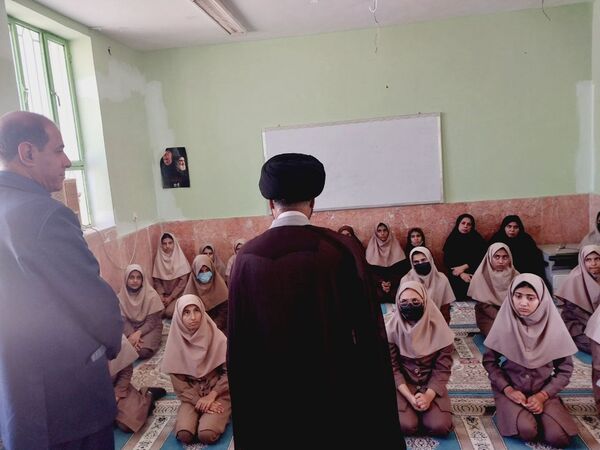 نماز جماعت در آموزشگاه شکوه زاویه فین