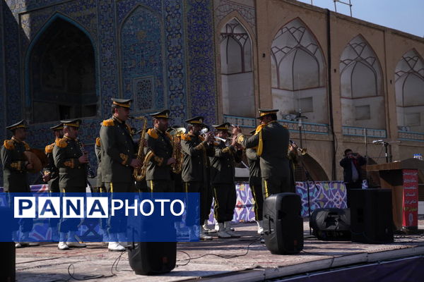 بازدید مدیرکل آموزش و پرورش از غرفه اداره‌کل نوسازی مدارس استان اصفهان در راهپیمایی 22 بهمن