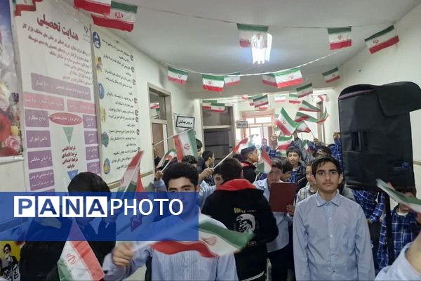 بیعت نوجوانان مدرسهٔ امام خمینی (ره) قرچک با آرمان‌های امام راحل در چهل و هفتمین جشن پیروزی انقلاب 