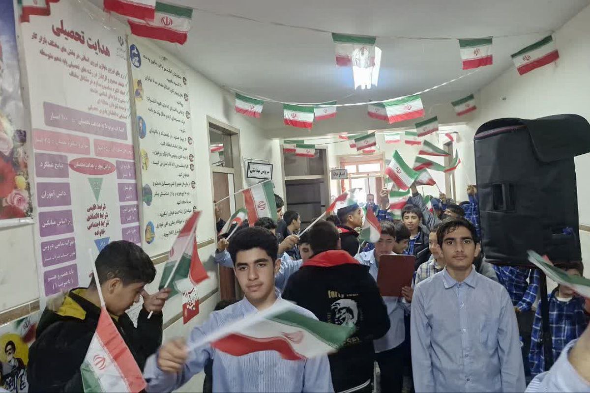 بیعت نوجوانان مدرسهٔ امام خمینی (ره) قرچک با آرمان‌های امام راحل در چهل و هفتمین جشن پیروزی انقلاب 