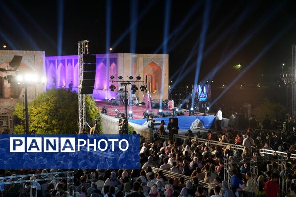 استقبال پرشور مردم از جشن امت ماه در اصفهان