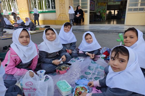 اردوی یک روزه درون مدرسه‌ای در دبستان دخترانه فردوسی 2 ناحیه یک اردبیل