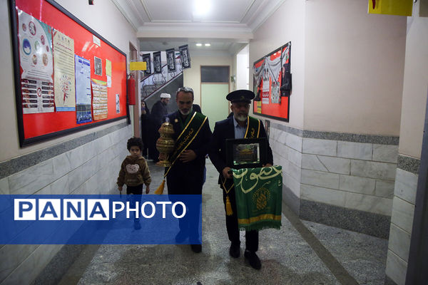 ادای احترام کودکان استثنایی قم به پرچم حرم نورانی حضرت معصومه(س)