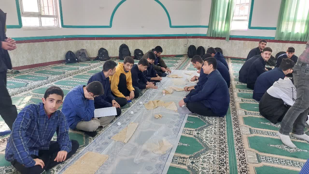 برگزاری نماز جماعت و زیارت عاشورا در دبیرستان شاهد