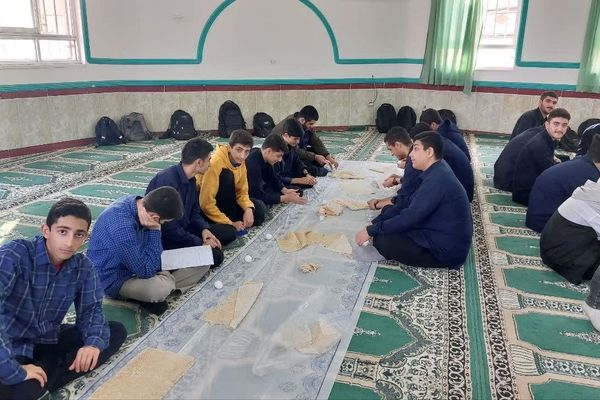 برگزاری نماز جماعت و زیارت عاشورا در دبیرستان شاهد