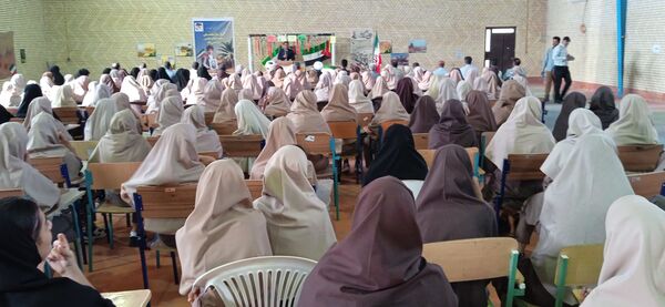 نواختن زنگ مهر و ایثار در مدارس جزیره هرمز 
