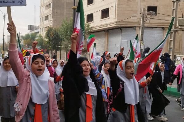 حضور پرشکوه دانش‌آموزان کهریزک و باقرشهر در راهپیمایی ۱۳ آبان