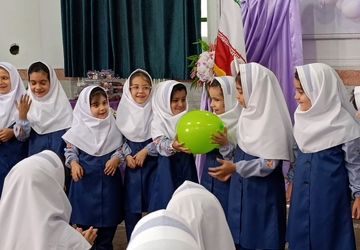 جشن شکوفه‌ها در دبستان حکیمیان ناحیه 7 مشهد