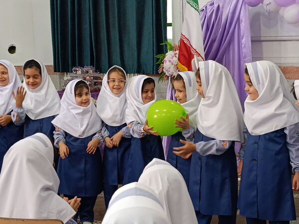 رنگین‌کمان شادی و علم در جشن شکوفه‌های کلاس اولی یزدانی