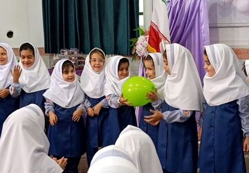 جشن شکوفه‌ها در دبستان حکیمیان ناحیه 7 مشهد