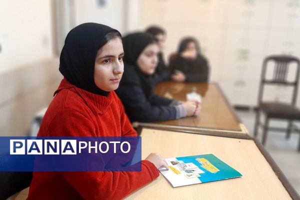 جلسه مدیر با دانش آموزان منتخب پژوهشسرا در دبیرستان شهدای هسته ای قرچک