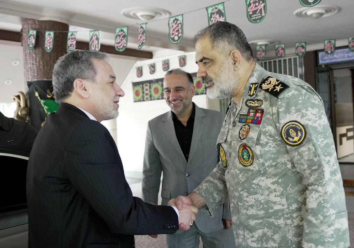 بازدید وزیر امور خارجه از نمایشگاه شهدای ناو دنا و قدردانی از خدمات نداجا