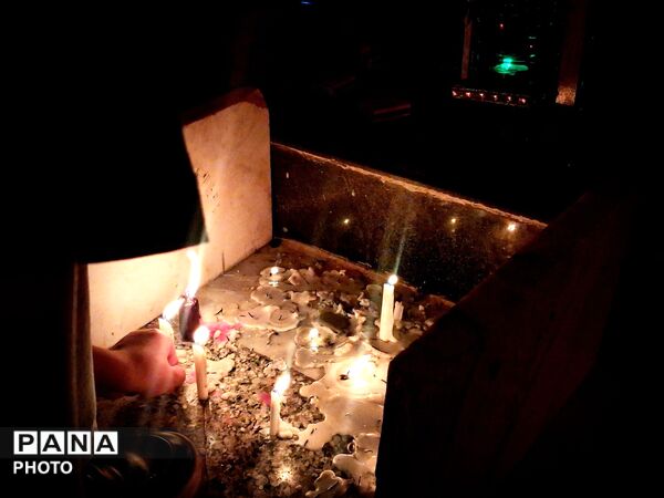 روشنایی شمع‌ها در شام غریبان؛ کاشمر در سوگ کربلا