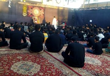 پرچم تعزیه بر دوش نوجوانان وقتی دانش آموزان کاشمری، کربلا را زنده میکنند
