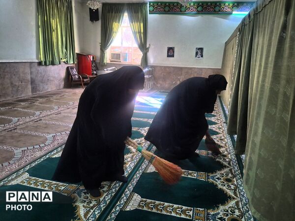 غبارروبی و آماده‌سازی نمازخانه اداره آموزش و پرورش تبادکان