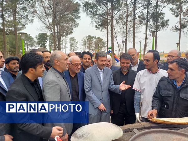 بازدید معاون رئیس جمهور و ریاست سازمان برنامه و بودجه کشور از مشاغل صنایع دستی و نان شهرستان برخوار در پارک آزادگان شهر حبیب آباد