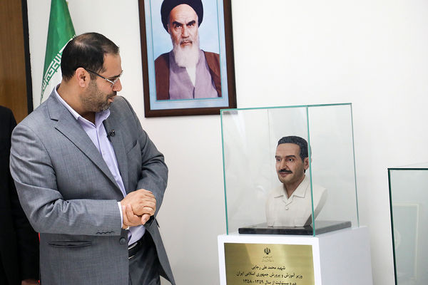 رونمایی از سردیس شهیدان رجایی و باهنر در دفتر وزیر آموزش و پرورش