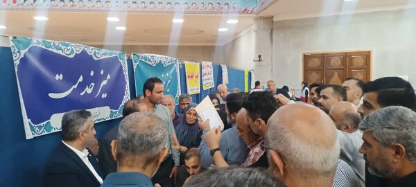 برپایی میز خدمت ادارات در مصلای نماز جمعه شهرستان محمودآباد