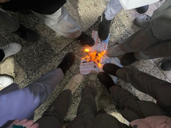 جشن انقلاب در دبستان لاله‌های انقلاب 