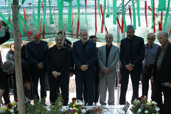 ادای احترام وزیر آموزش و پرورش و فرماندهان سپاه بر مزار سردار شهید کاظمی در بهشت رضا(ع)