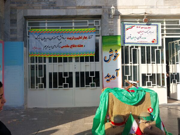 دانش‌آموزان دبیرستان فاطمیه شهرستان دره شهر با شور و شوق سال تحصیلی جدید را آغاز کردند
