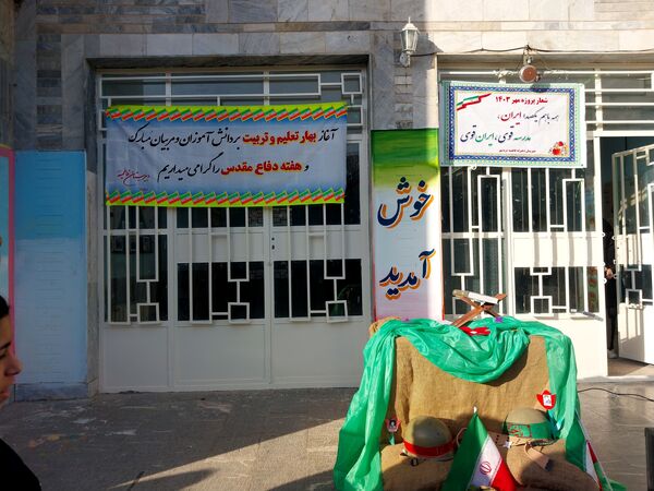 دانش‌آموزان دبیرستان فاطمیه شهرستان دره شهر با شور و شوق سال تحصیلی جدید را آغاز کردند