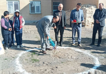 کلنگ‌زنی گلخانه صنعتی وافتتاحیه نمایشگاه دستاوردهای دانش آموزی در آموزشگاه ولایت