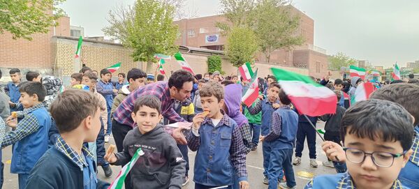 شادی دانش آموزان دبستان سعدی یک در تحقق وعده صادق تنبیه اسرائیل