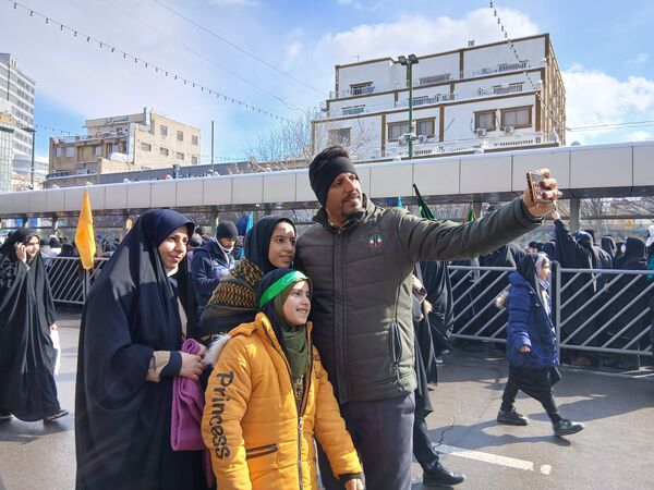 حضور پرشور مردم مشهدی در راهپیمایی ۲۲ بهمن 