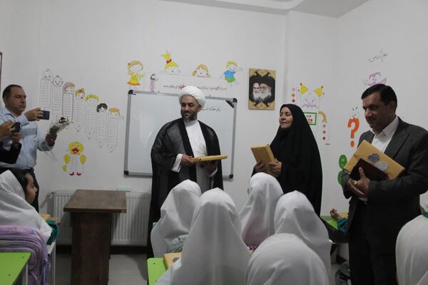 نواخته شدن زنگ مهر در شهرستان بم 
