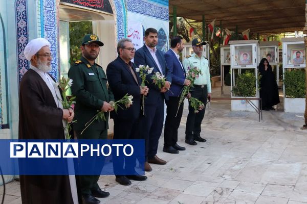  حال و هوای خاص گلباران مزار شهدا در گلزار شهدای شهرستان محلات