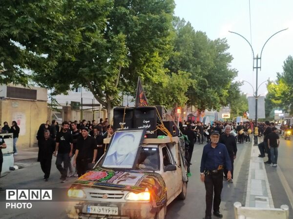 حرکت دسته های عزاداری هیئت شاهزاده قاسم (ع) به سمت زیارتگاه امام زاده سید حمزه 