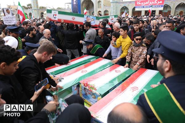آیین تشییع 12 شهید حملات هوایی در قم