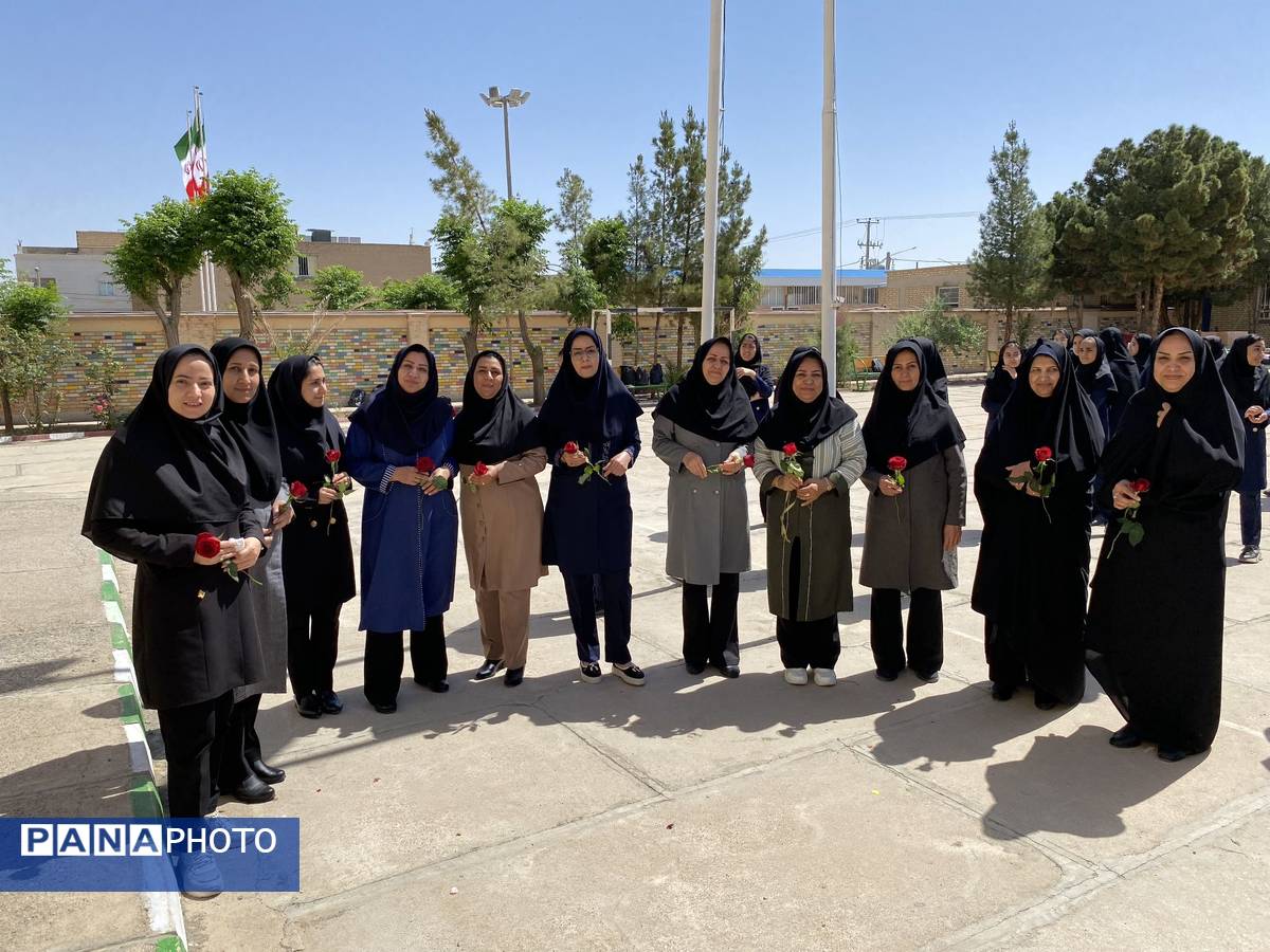 معلمان، مشعل‌داران راه آگاهی در آیینه‌ مهر و خرد