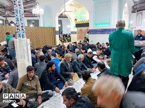  سفره های ساده افطار در امامزاده سید محمد (ع) کاشمر 