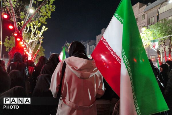 میدان هفت‌تیر بهارستان دو میزبان راهپیمایی شبانه مردم و فرهنگیان