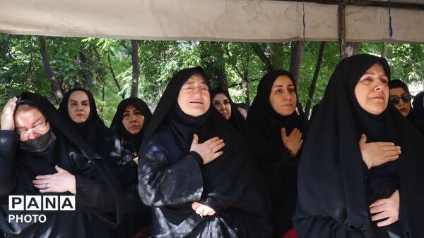 وداعِ اشک‌آلودِ هزاران فرهنگی با رهبرِ شهیدِ آسمانی