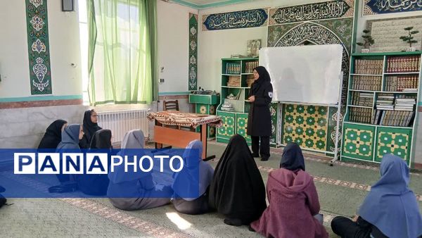 آموزش کمک‌های اولیه مانور زلزله به دانش‌آموزان دبیرستان شهید دهقان