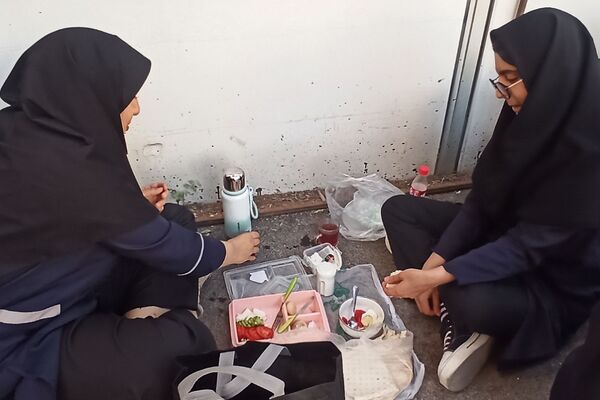 صبحانه سالم به‌مناسبت هفته بهداشت‌روان در دبیرستان شاهد‌ ندای‌فاطمه(س) ناحیه 2 شهرری 