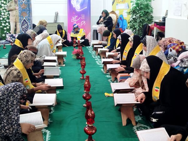 قاب‌های معنوی با شال‌های سازمانی بر سفره قرآن