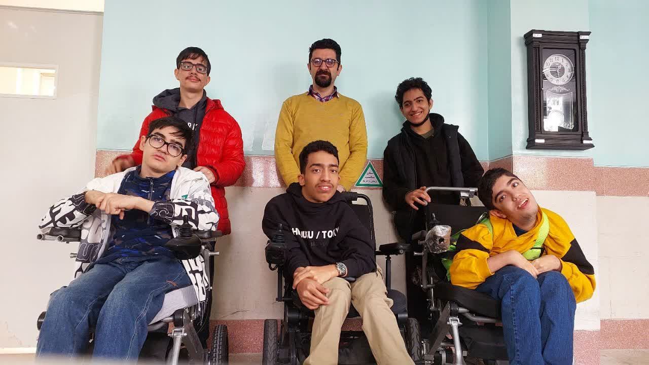 ‌معلم کم‌بینایی که چراغ راه شاگردانش را روشن کرد